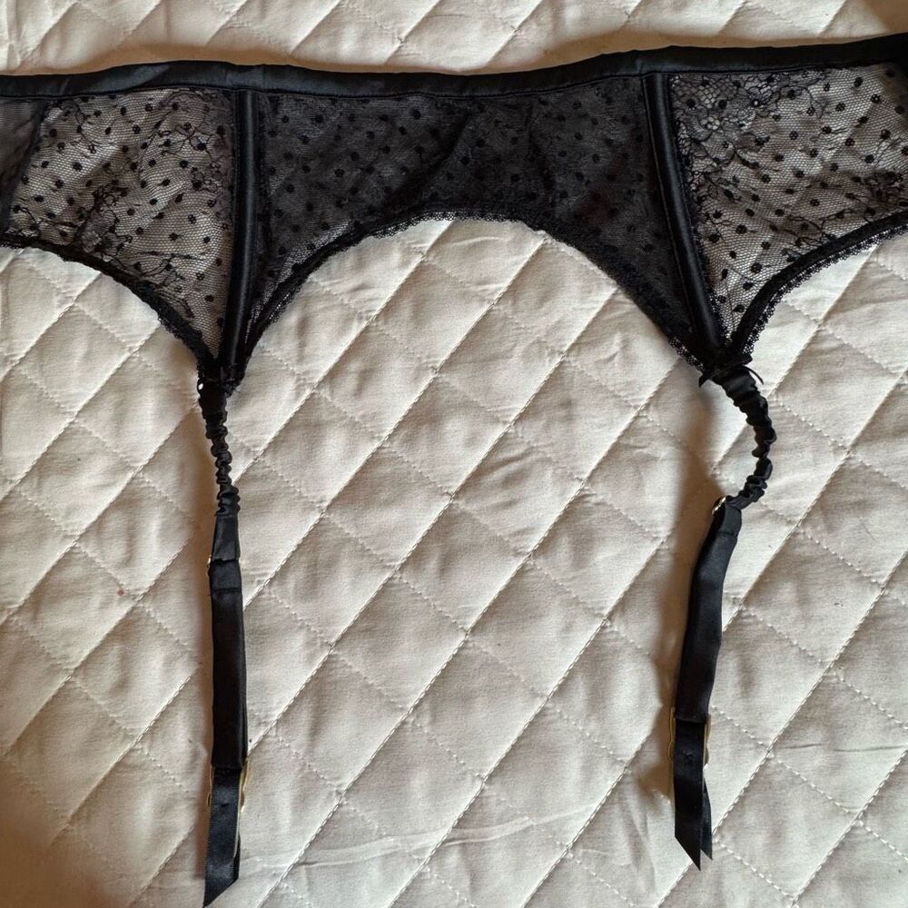 Victoria’s Secret (M/L) NWOT garter belt black lace dream angels